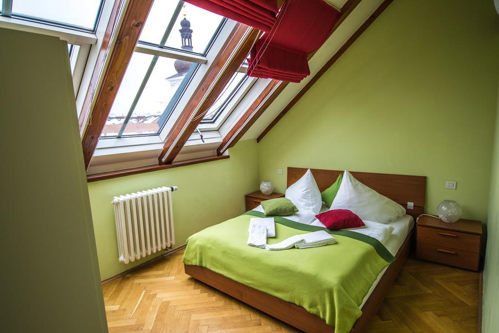 Ruterra Red Roofs View With Garage Apartment Prague Exterior photo